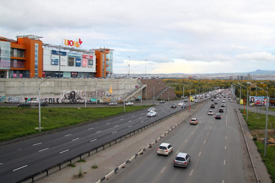 В Красноярске начался процесс перезапуска бывшего ТРЦ «Июнь» — на здании демонтируют старую вывеску. 