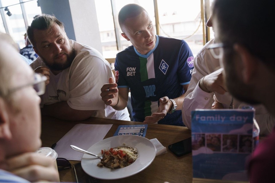    Денис Изюмов (в центре) рассказал про сбор средств и отношение к нынешней ситуации в клубе Предоставлено "Комсомолке"
