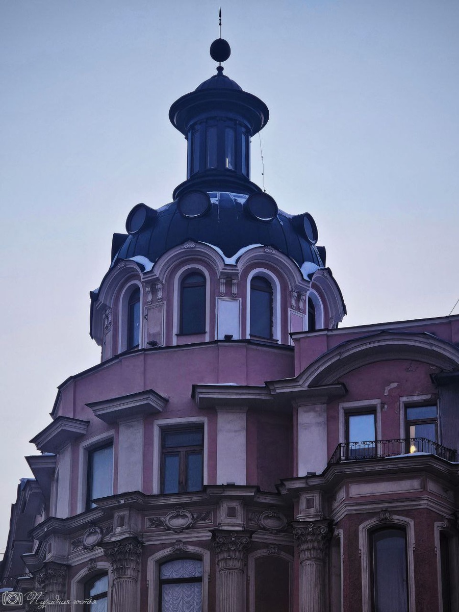 Башня вновь вернулась на угол здания в 2010 году. Фото: Парадная гостья