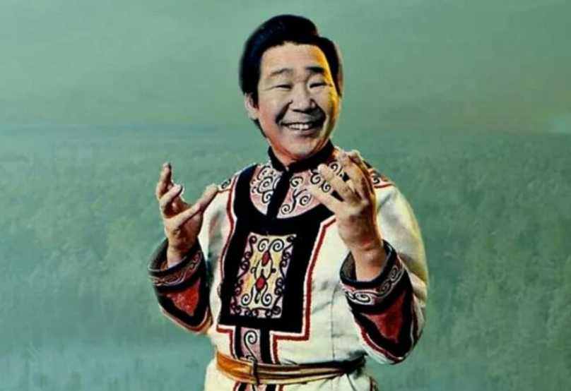 Никола́й Ива́нович Бельды́ (2 мая 1929, Муху, Дальневосточный край — 21 декабря 1993, Хабаровск), более известный как Кола́ Бельды́, — советский, российский певец, популярный артист эстрады 1950—1980-х годов, заслуженный артист РСФСР (1985), заслуженный артист Якутской АССР, заслуженный артист Бурятской АССР. Фото в свободном доступе из интернета.