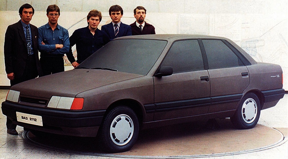 Десятой моделью ВАЗа должен был стать седан на базе Самары, впоследствии ставший "девяносто девятой". На деле же индекс 2110 получил переднеприводник второго поколения – автомобиль без имени собственного, который все знают как "десятку". История рождения десятого семейства столь же непростая, как и времена, в которые оно появилось.