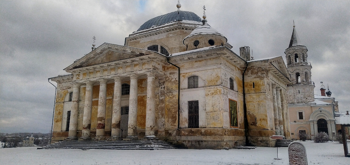Борисоглебский собор. 1785 год. На заднем плане Введенская церковь. 1620 (1672) г. Фото автора