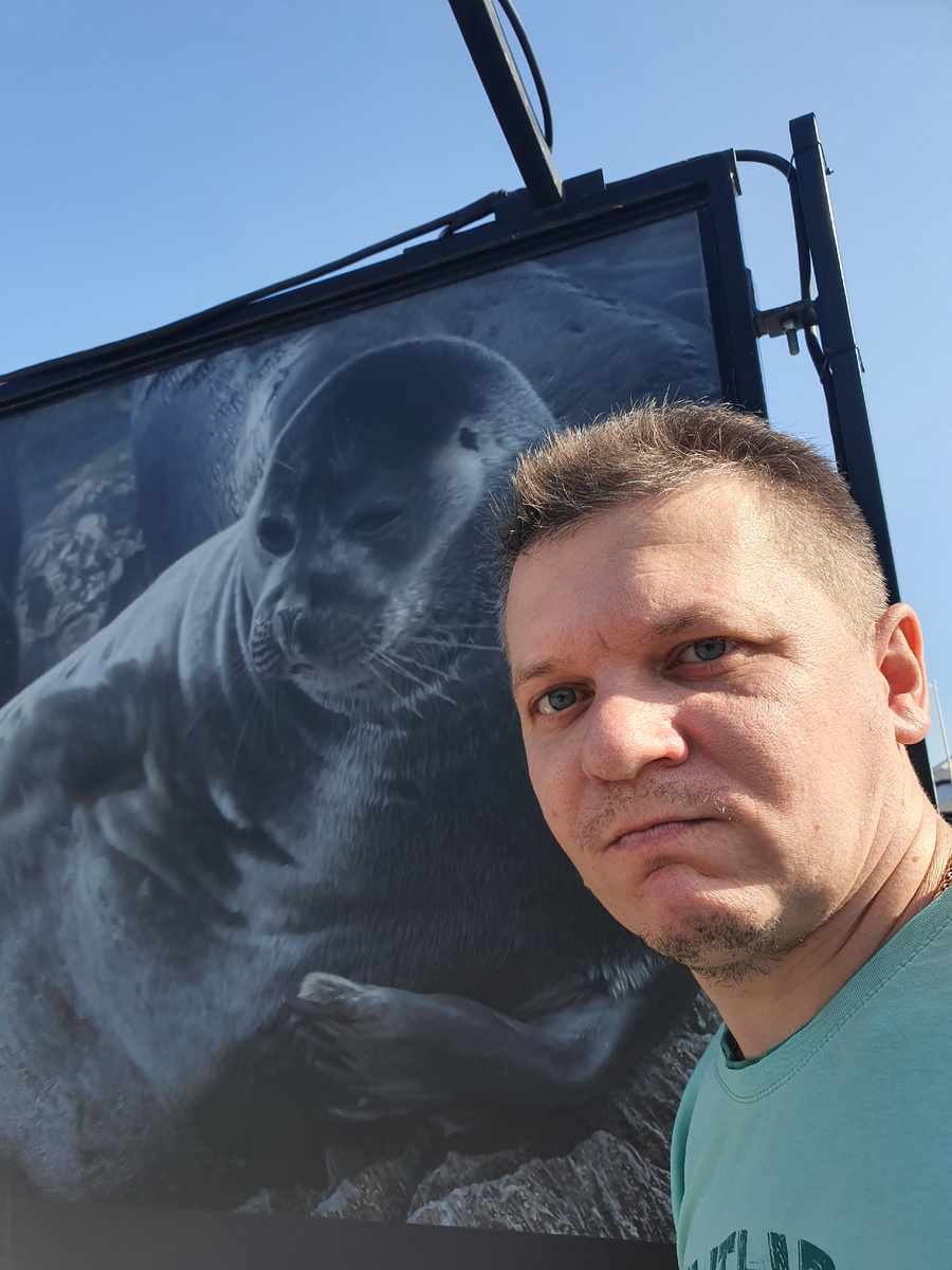 Выставка фотографий фотоконкурса "Самая красивая страна" у морского вокзала Сочи