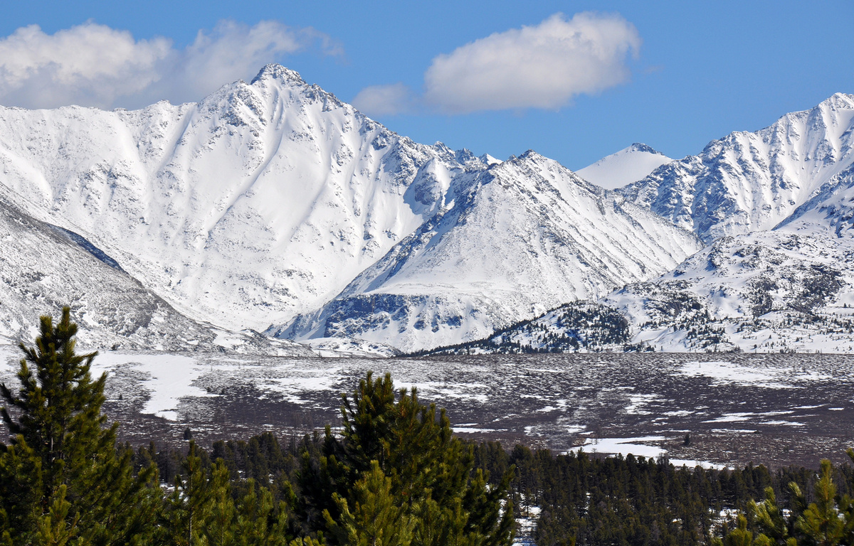 Улаганское плато расположено в Улаганском районе Республики Алтай. Оно ограничено с востока рекой Чулышман и Чулышманским нагорьем, с юга — Курайским хребтом, с запада — хребтом Тонгош, с юго-запада — Тонкулакским хребтом, с севера — Телецким озером. 
