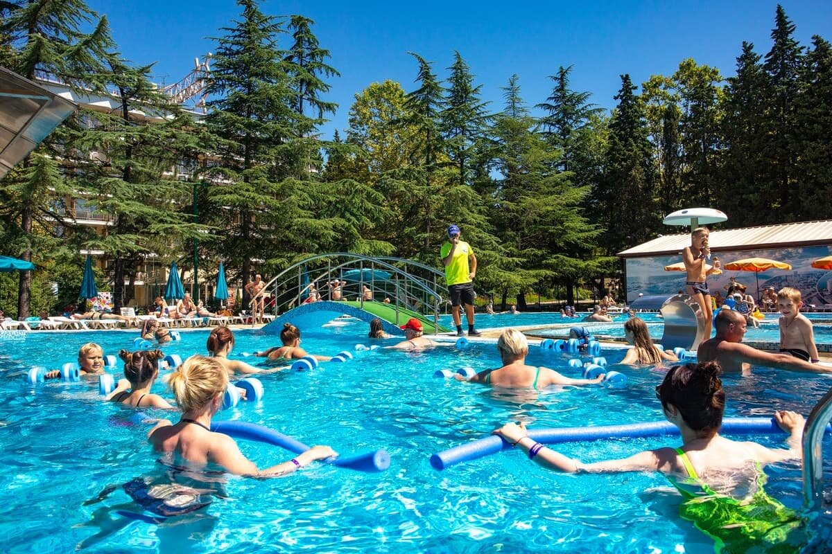 бассейн в пансионате с лечением "Бургас"