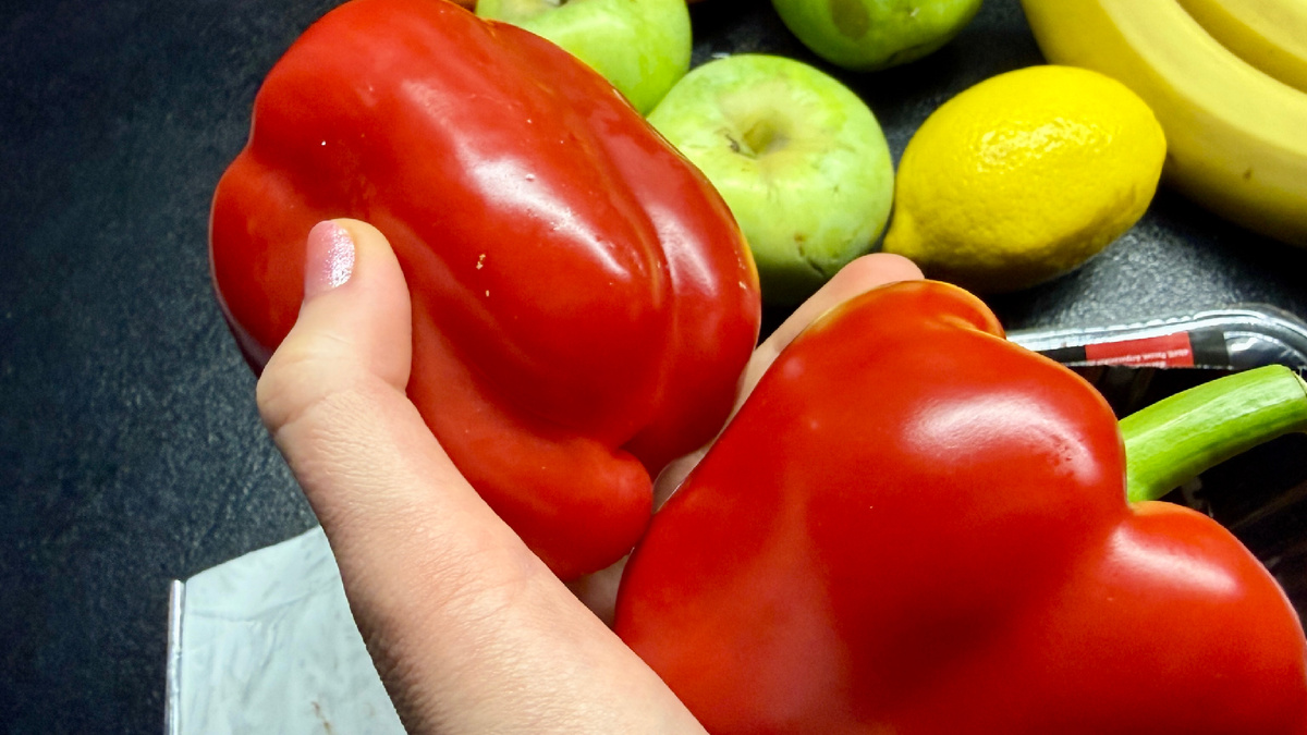 Взяла на этот раз болгарские перцы красного цвета. Фото автора