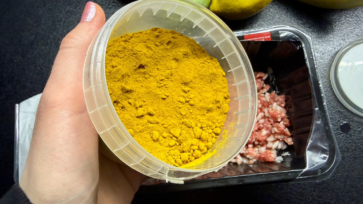 Баночка куркумы занимает почетное место на моей кухне. Фото автора