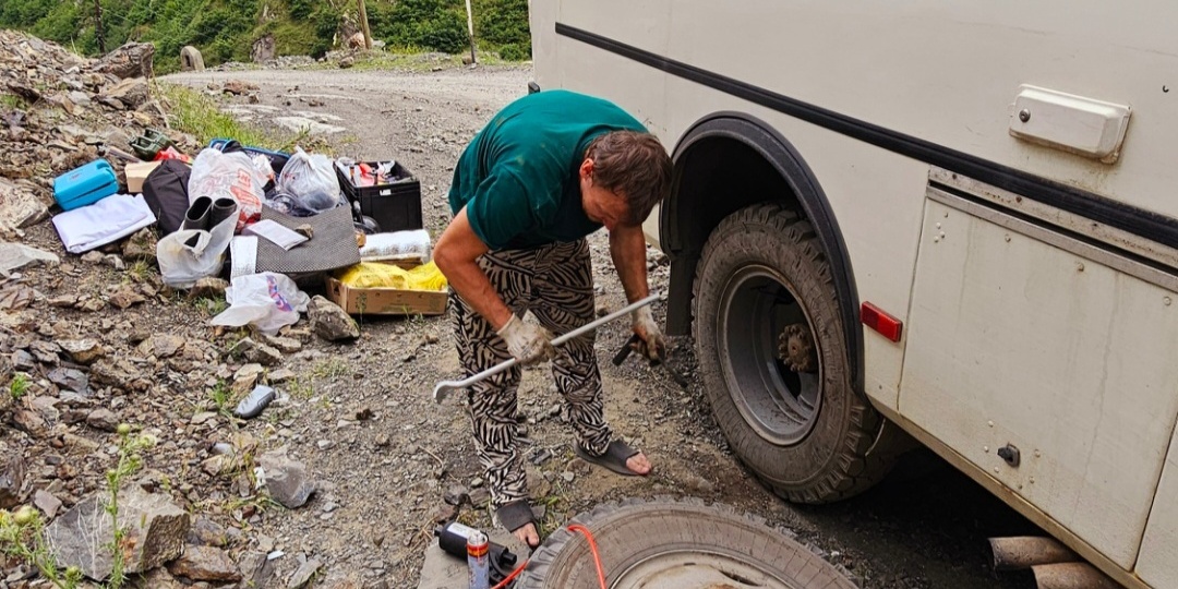 Пробитое колесо на ночном серпантине: путешествие на автодоме ПАЗ 98г