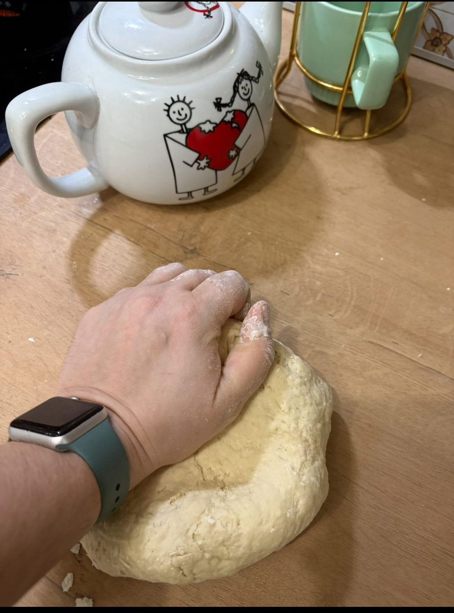 В отсутствие сильных рук именинника тесто на манты приходится вымешивать самой