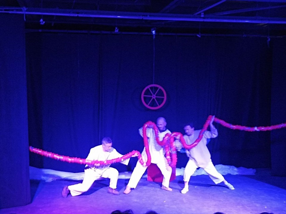    Точно попасть в образ актерам помогал оригинальный реквизит. Игорь Самарин