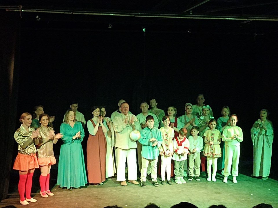    Выход на поклон по окончании спектакля. Игорь Самарин