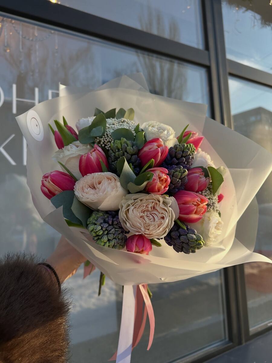 Идеальные цвета любви: вдохновляющие идеи флористики на 14 февраля. Букет ко Дню святого Валентина объединяет цветы: розы, гиацинты и тюльпаны. Розы означают любовь и страсть, гиацинты — преданность и верность, тюльпаны — восхищение и гармонию. Цветовая палитра подчеркивает эмоции: красные — страсть, белые — чистота, желтые — радость. Этот букет идеально передает чувства и создает праздничную атмосферу.