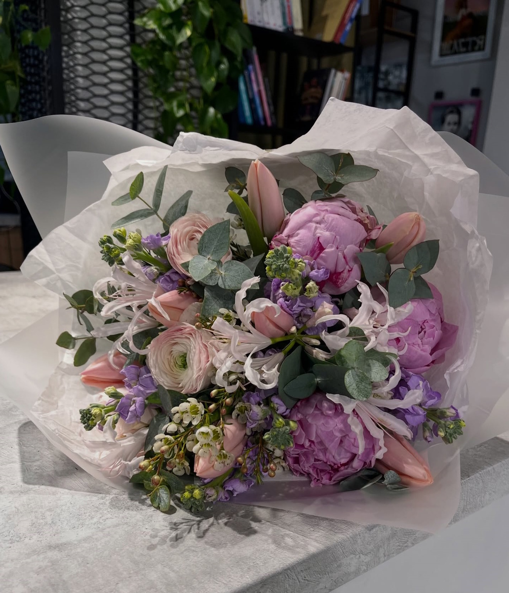 Тайны букетов на День всех влюбленных: символика цветов и скрытые послания. Букет на День святого Валентина включает цветы, выражающих разные эмоции:
Пионы символизируют искренность, элегантность и глубокую привязанность.
Ранункулусы означают очарование, привлекательность и трепет сердца.
Тюльпаны олицетворяют страсть, сильную любовь и восхищение.
Этот букет идеально передает разнообразие чувств и подчеркивает красоту момента встречи любящих сердец.