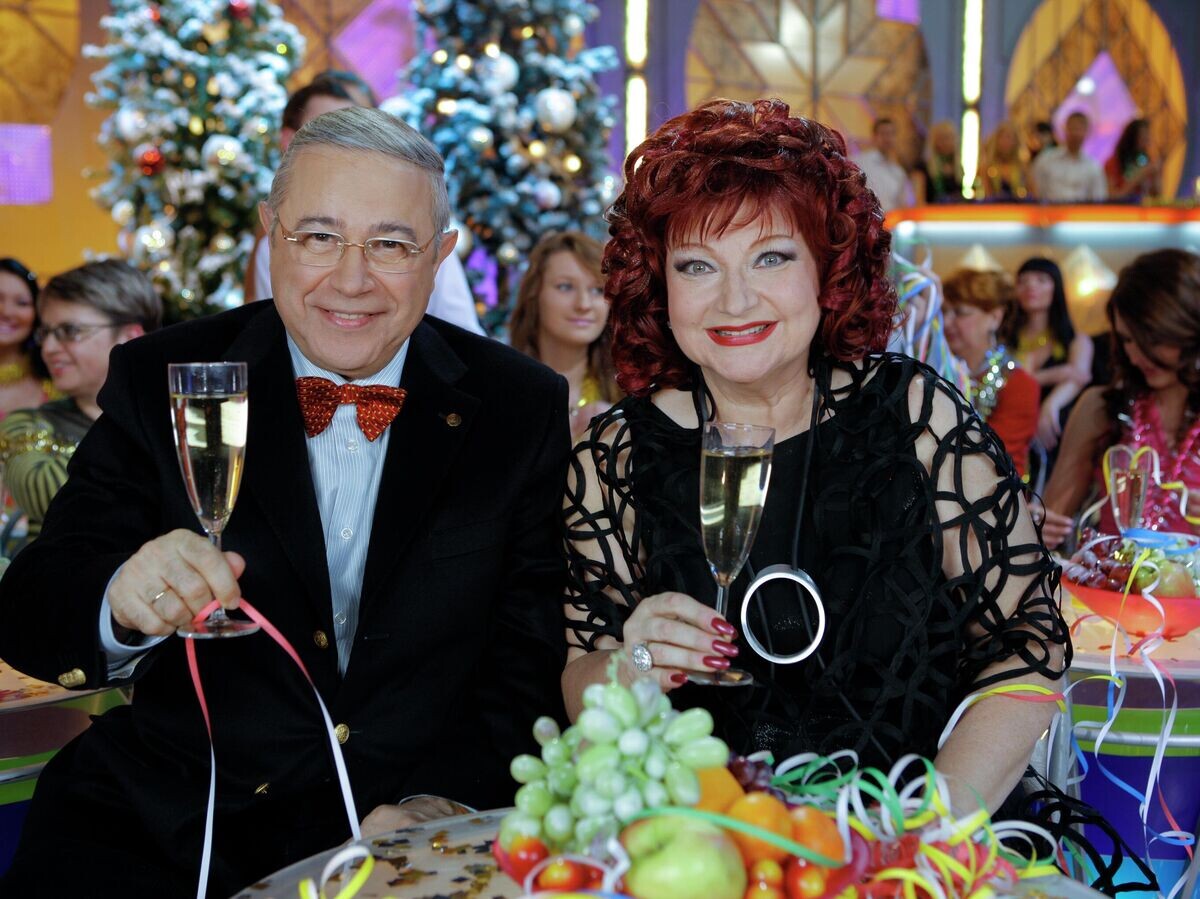    Евгений Петросян и Елена Степаненко на съемках новогодней передачи "Голубой огонек" | © РИА Новости / Алексей Ладыгин