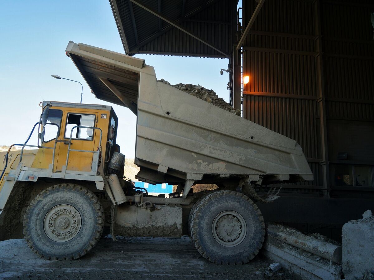    БелАЗ во время выгрузки камня на территории ОАО "Верхнебаканский цементный завод" в городе Новороссийске | © РИА Новости / Николай Хижняк