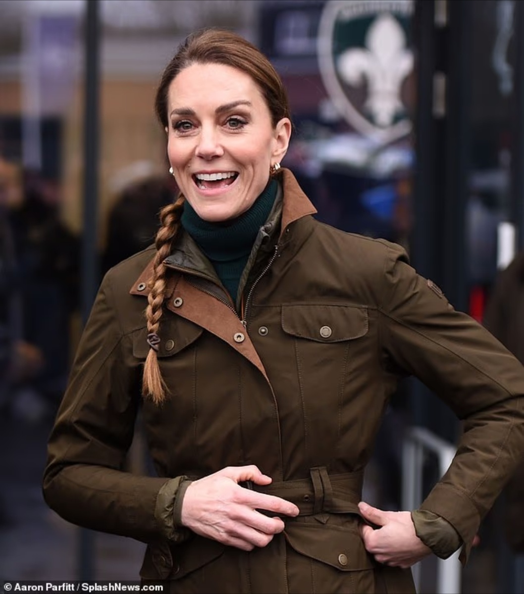 Вчера, когда будущая королева посетила регбийный клуб Уэйкфилда, она продемонстрировала простую косу, которую заплела сама во время визита в Западный Йоркшир.