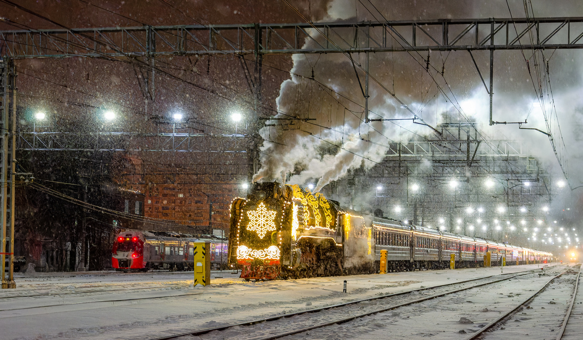 Паровоз П36-0110 (🚂ТЧ-16 Подмосковная) с поездом Деда Мороза.