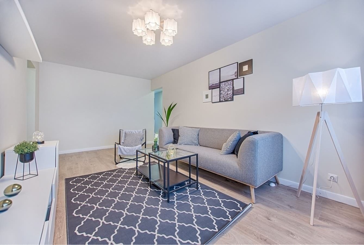     Правильное освещение способно сделать интерьер привлекательнее, даже если стены окрашены обычной краской, а мебель из масс-маркета. Серьезная ошибка — ограничиться одной люстрой в центре комнаты. Освещение должно быть многослойным: общим, функциональным и акцентным.