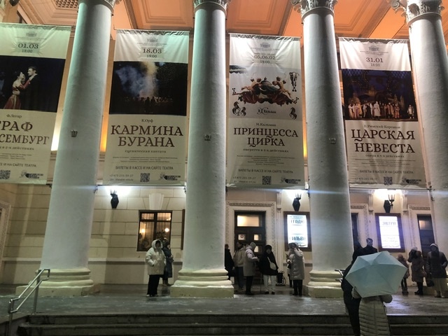 На фото люди с зонтами, дождь льёт как из ведра!