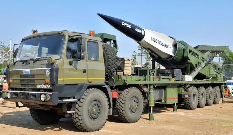 Индия демонстрирует гиперзвуковую ракету, способную развивать скорость в 10 Махов и предназначенную для того, чтобы держать китайские и американские авианосные группы на расстоянии 1500 км. Фото: DRDO