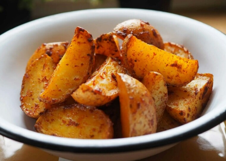 Научили печь картошку по-деревенски - новый метод. Идеальная картошка: румяная, с золотой корочкой, внутри мягкая как масло - не оторваться