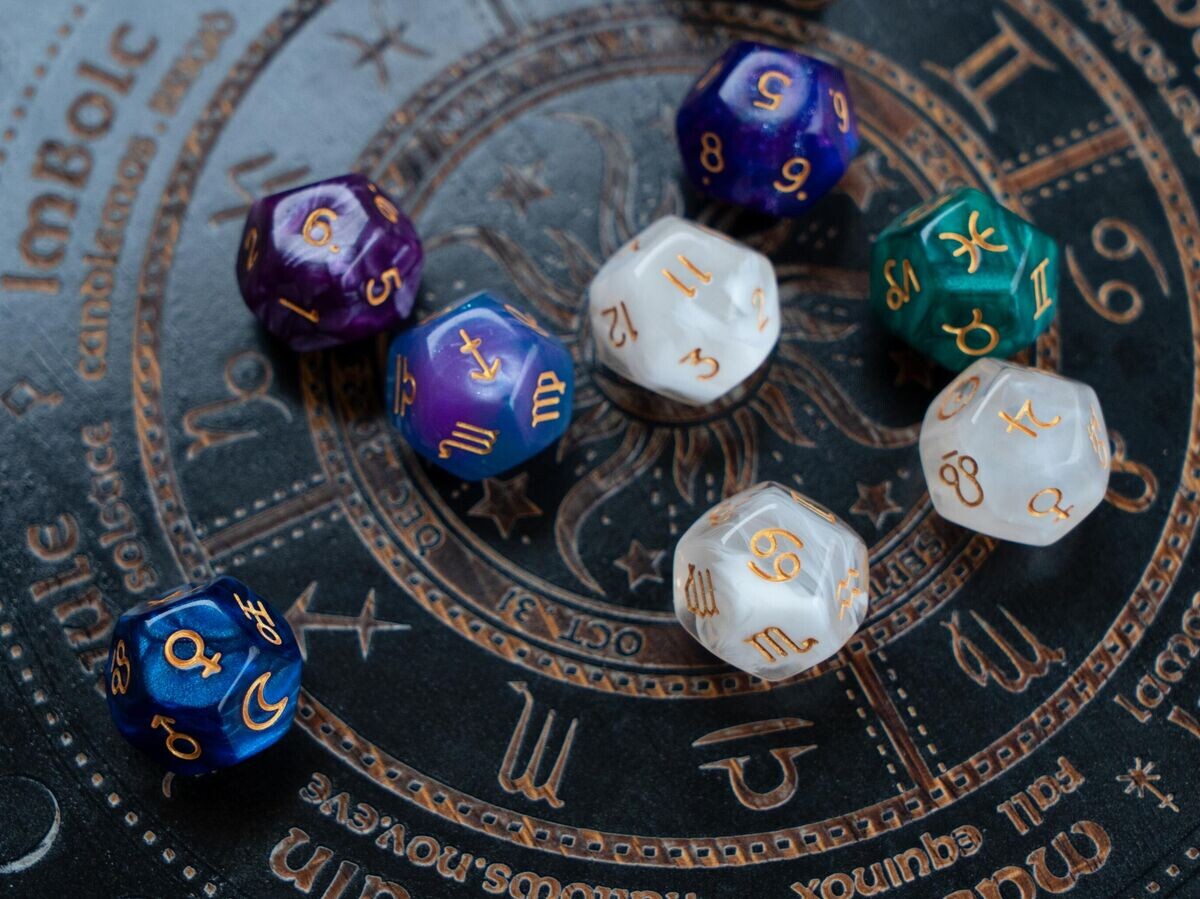    Гороскоп зодиакального круга с гадальными кубиками | © iStock.com / neirfy