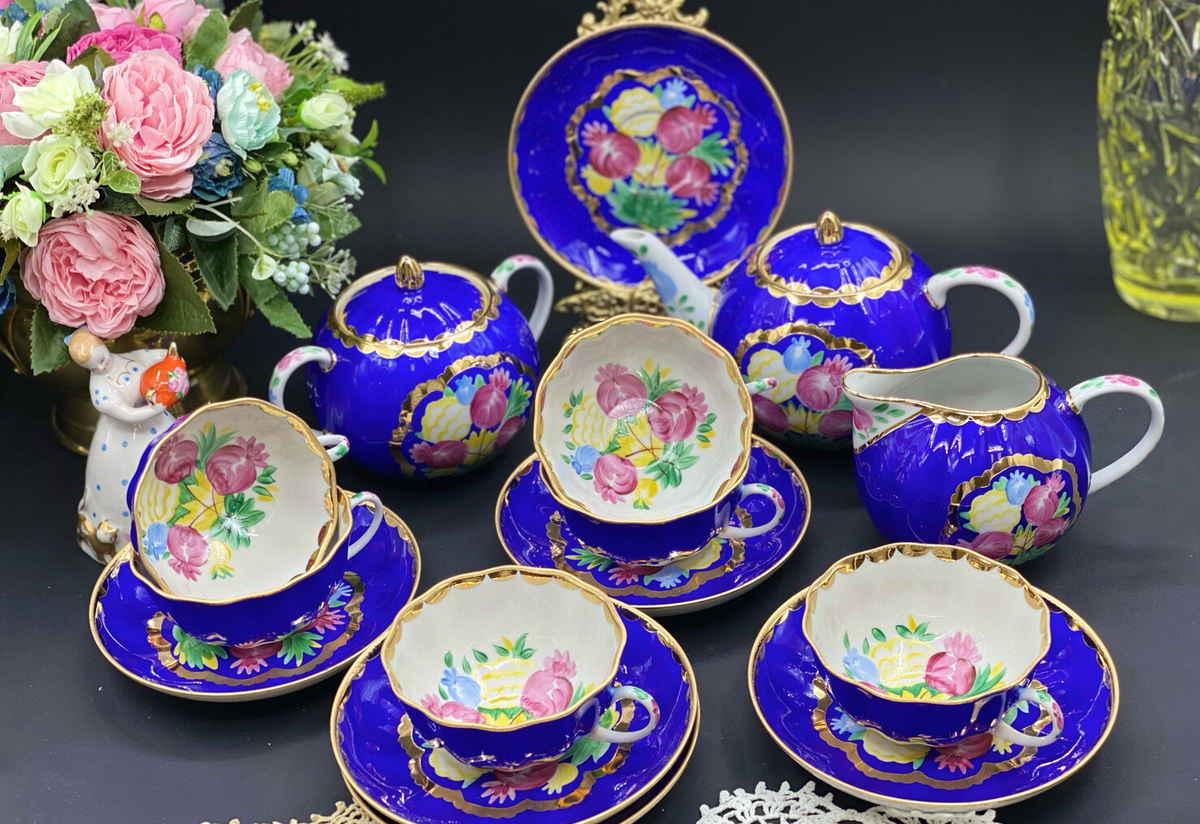 Сервиз «Красавица». Дизайн Петра Леонова, 1936 г. В 1937 году сервиз был удостоен золотой медали на Всемирной выставке в Париже.