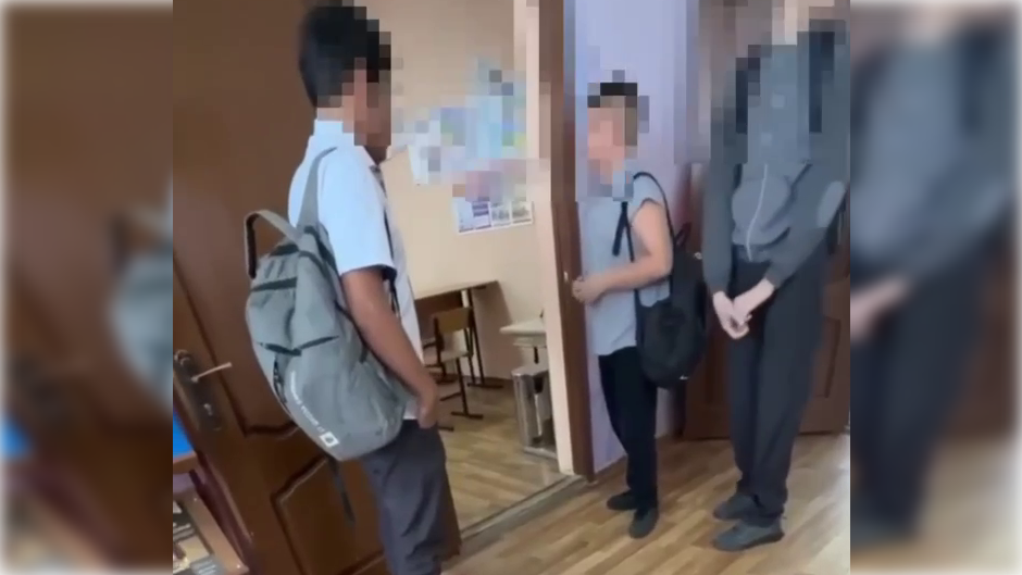 Подросток справа ждал выхода из класса девочки / Кадр видео: t.me/lantratovaDOBRO