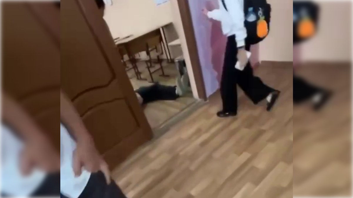 От удара 12-летняя просто рухнула на пол / Кадр видео: t.me/lantratovaDOBRO