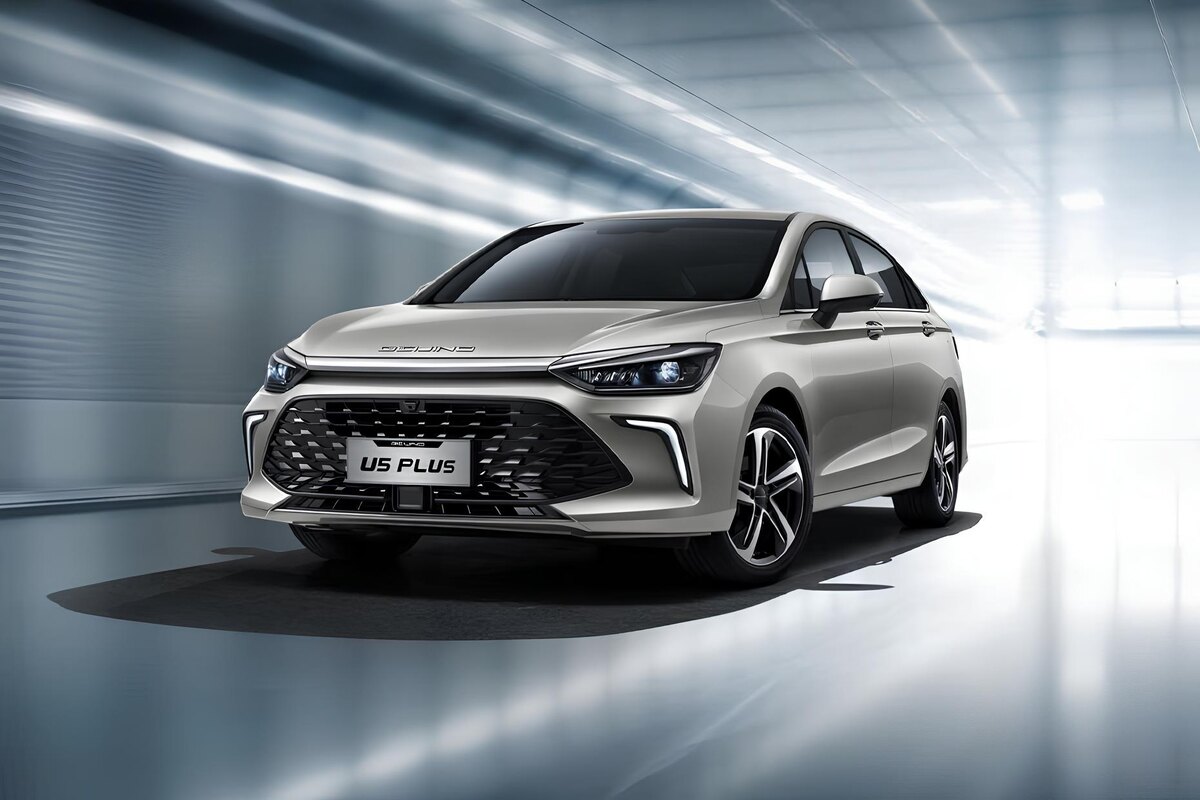 Компактный седан с современным дизайном и акцентом на практичность для городской эксплуатации.