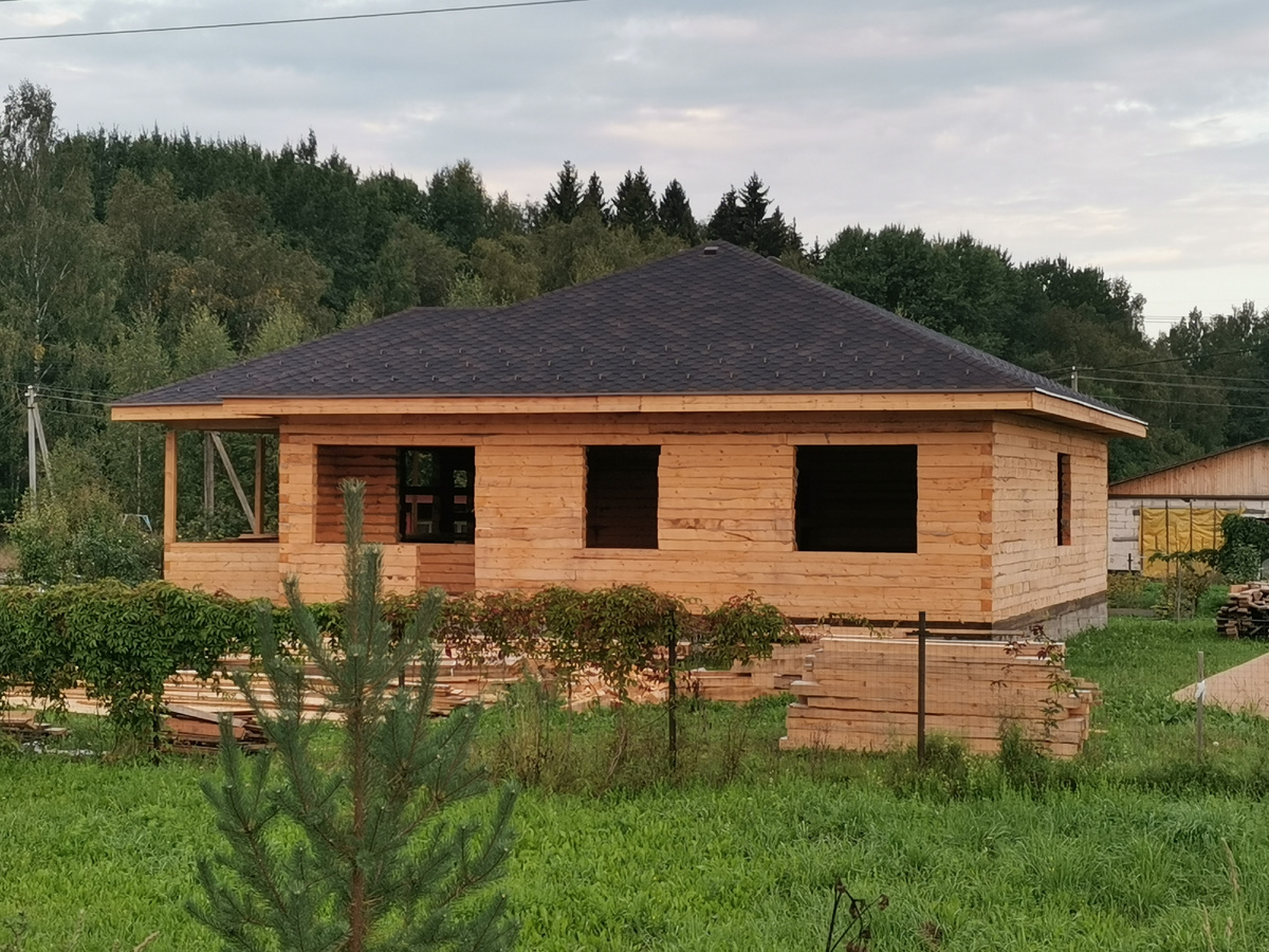 Можно ли использовать сырой брус и пиломатериал для строительства дома