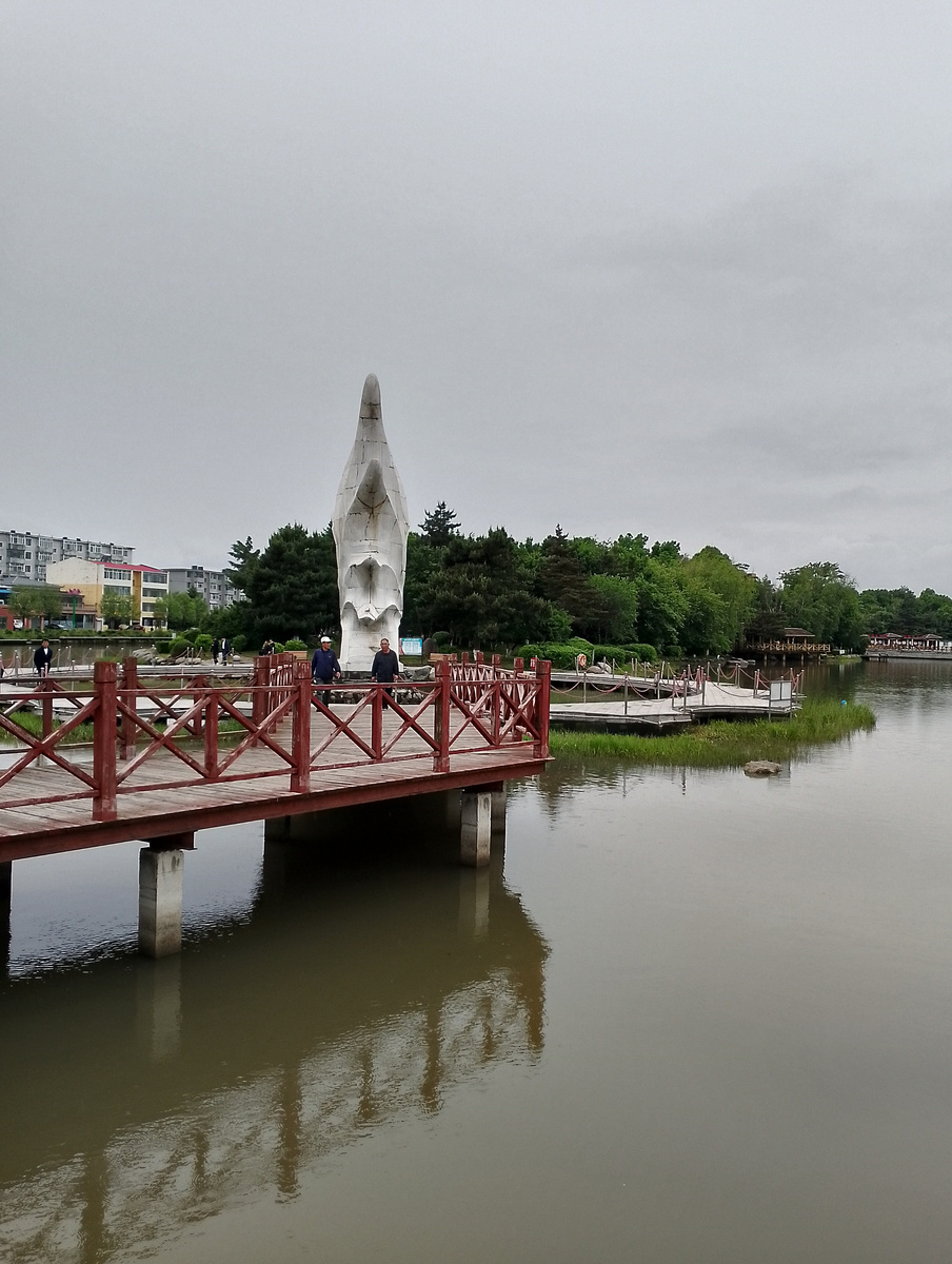 Встречные пенсионеры смотрели на нас с интересом.))