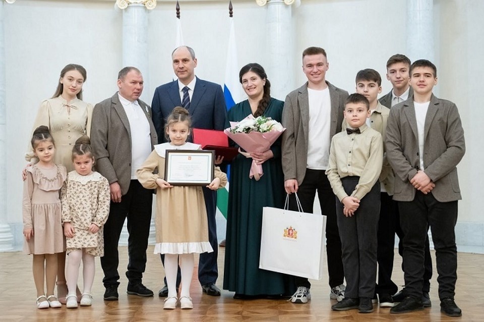    Награды получили шесть многодетных семей. Фото: Департамент информполитики Свердловской области
