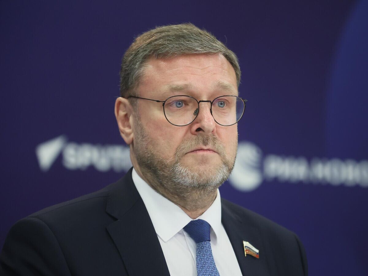    Заместитель председателя Совета Федерации Константин Косачев во время брифинга в Международном мультимедийном пресс-центре "Россия сегодня" в Москве | © РИА Новости / Виталий Белоусов