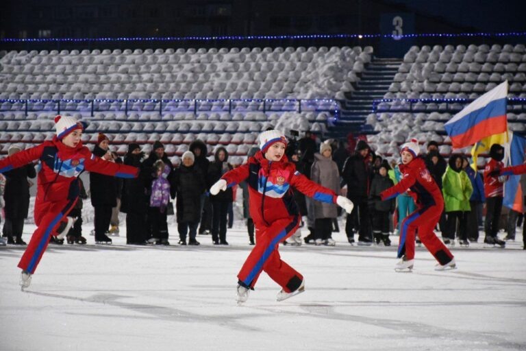    В Оренбурге Год единства народов России открыли «Вечером на коньках» Оренбуржье