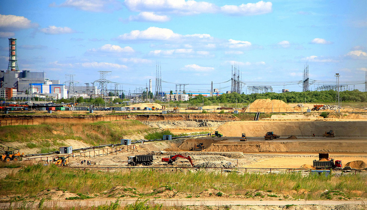 Площадка сооружения Курской АЭС-2. На фоне Курская АЭС с ректорами РБМК.