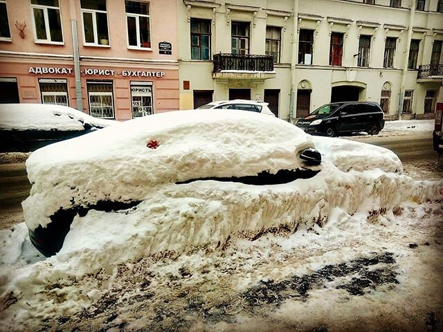 "Жильцам от начальника ЖЭКа". Слабо ли помахать лопатой, чтобы откопать общее крыльцо?