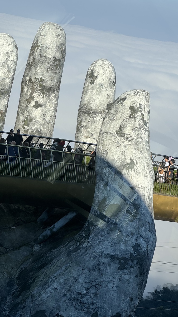 Одна из главных достопримечательностей Дананга и самый узнаваемый символ города - «Золотой мост» в Ba Na Hills 