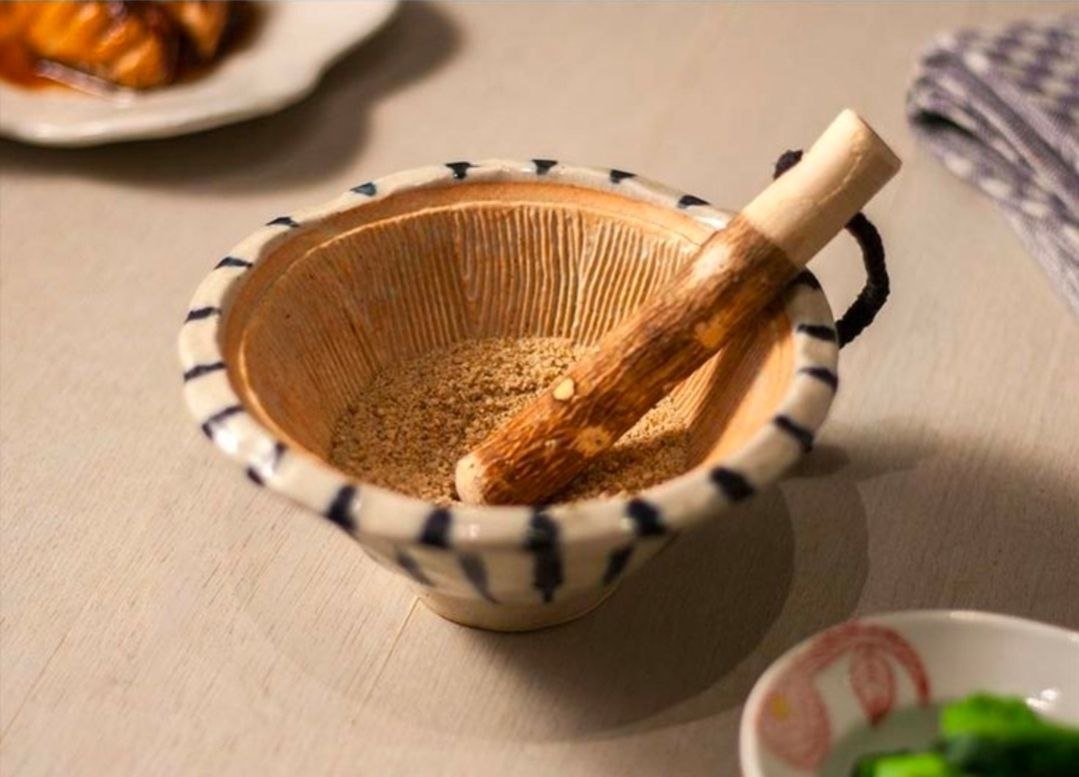 Сурибачи - керамическая чаша, покрытая глазурью снаружи и с грубым рисунком внутри, на неглазурованной стороне