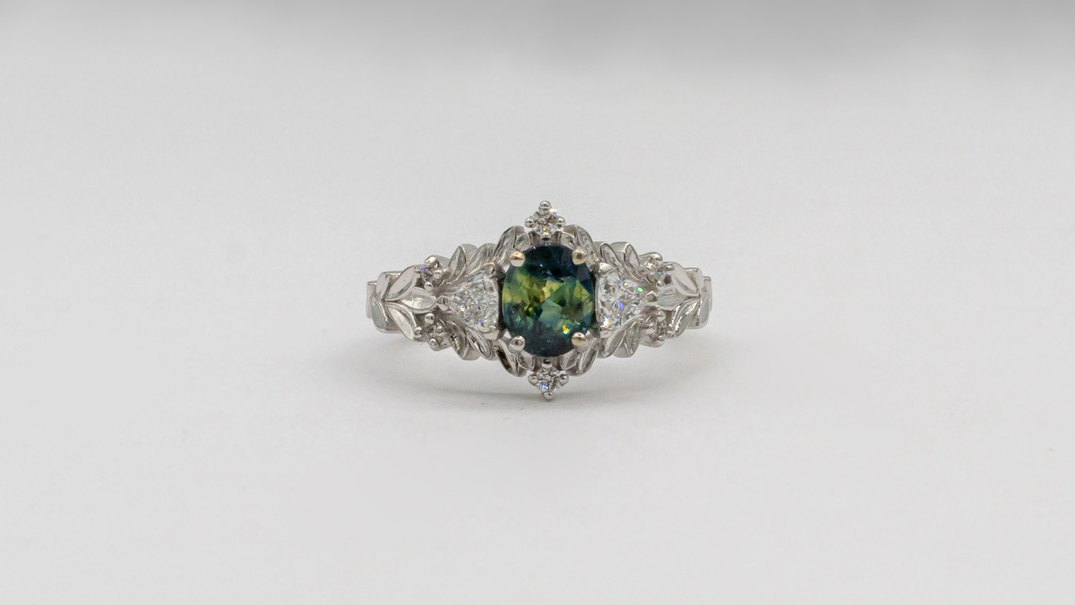 Кольцо из белого золота с бриллиантами и сапфиром «Фрейя»