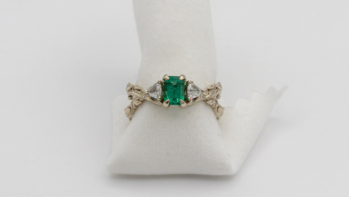 Кольцо из белого золота с изумрудом и бриллиантами