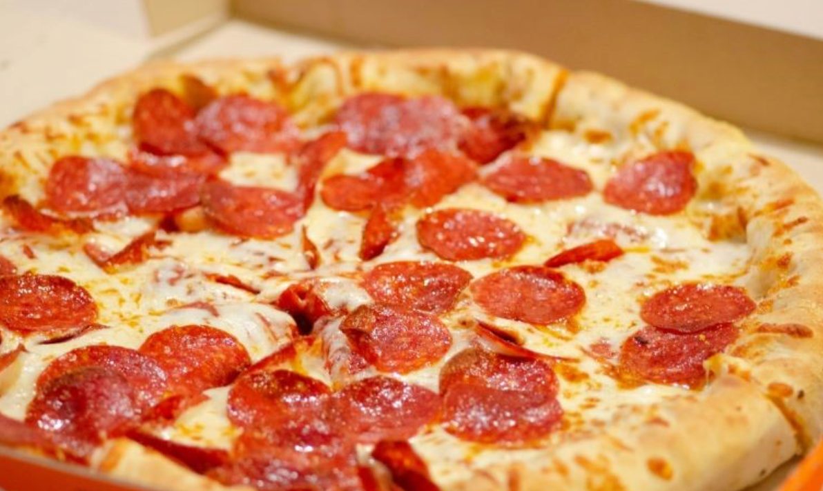 
Одна из самых любимых начинок, особенно в США. Её пикантная солоноватость отлично балансируется мягким расплавленным сыром, а аромат делает вкус ярким и узнаваемым. Пепперони универсальна и подходит почти к любой пицце.