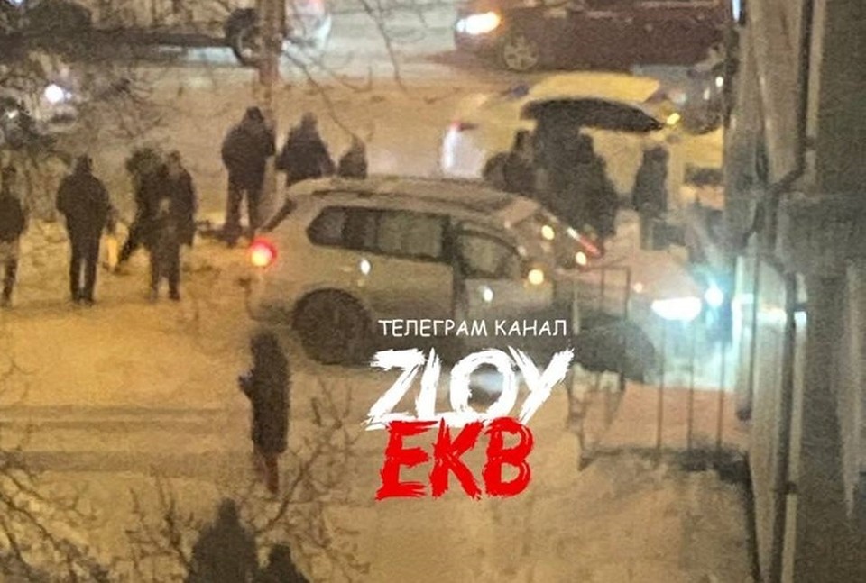    Внедорожник вынесло в дом. Фото: телеграм – канал «Злой Екатеринбург»