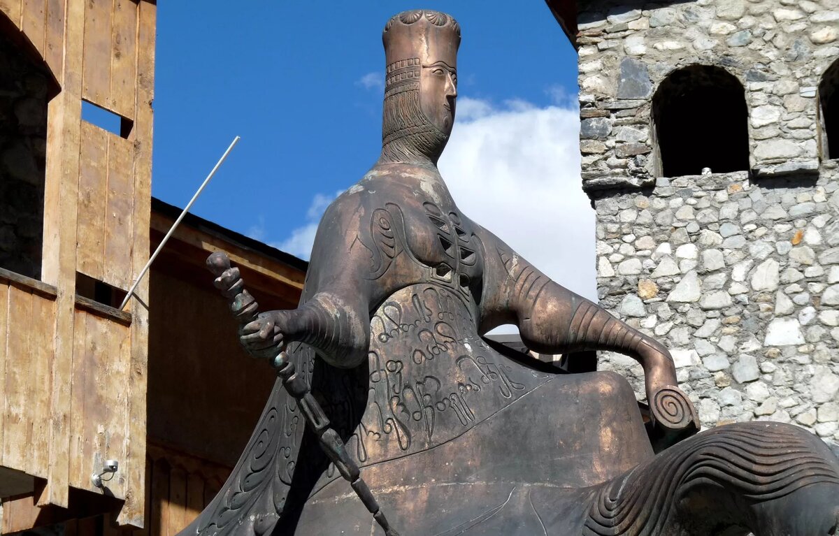 Памятник царице Тамаре в Местиа