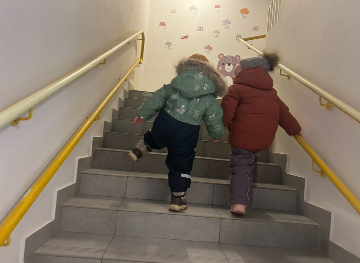 Сын провожает сестру в сад