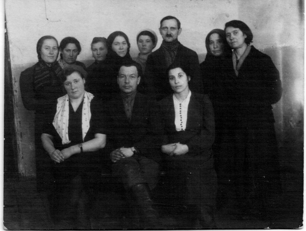 27.02.1944 год, учителя Соловьёвской школы. Шабалин Роман Никандрович (сдит в центре)