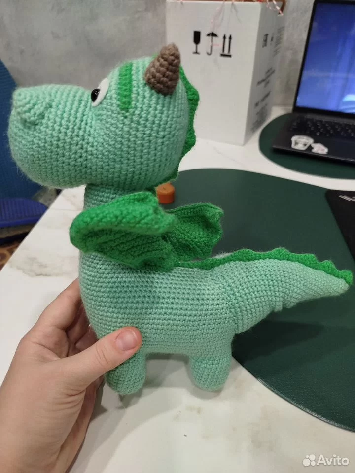 Голову украшают маленькие рожки нежного коричневатого оттенка