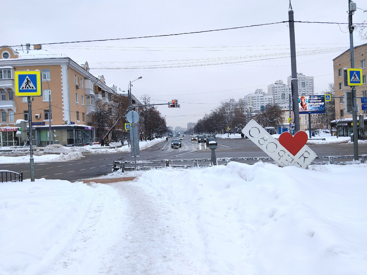 Взгляд на Зелёный проспект от его пересечения с 1-й Владимирской улицей до метро «Перово».