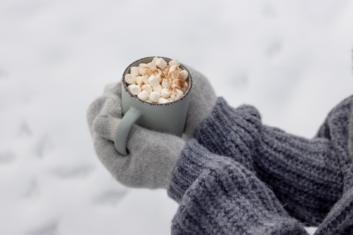 freepik.com/free-photo/close-up-hands-holding-mug