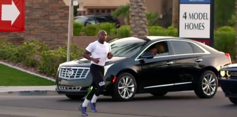 Флойд Мейвезер бегает по Лас-Вегасу